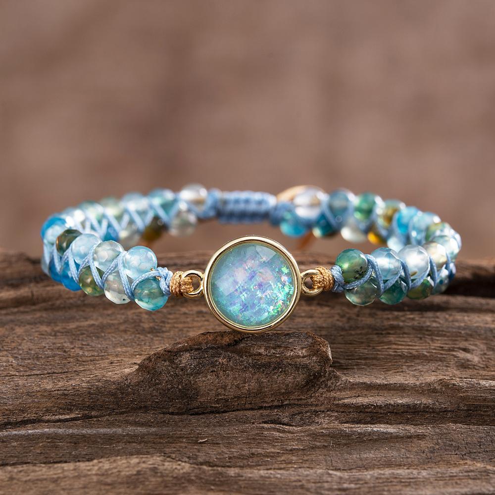 Armbånd med hypnotiserende blå opal