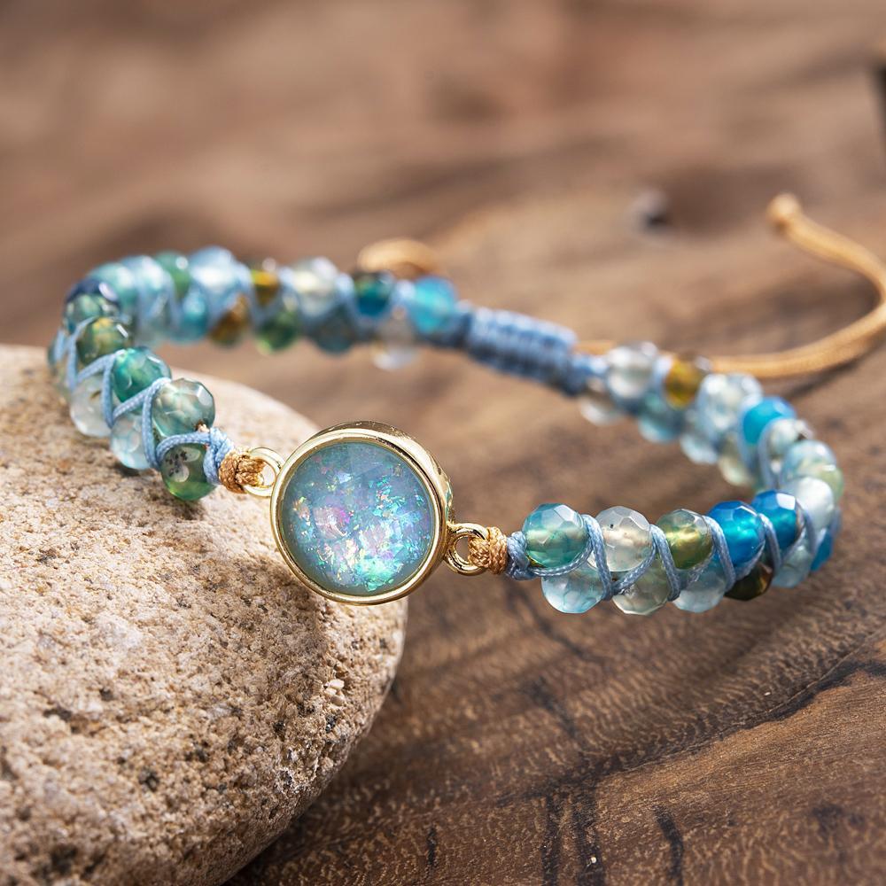 Armbånd med hypnotiserende blå opal
