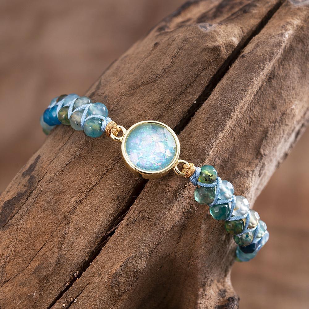 Armbånd med hypnotiserende blå opal