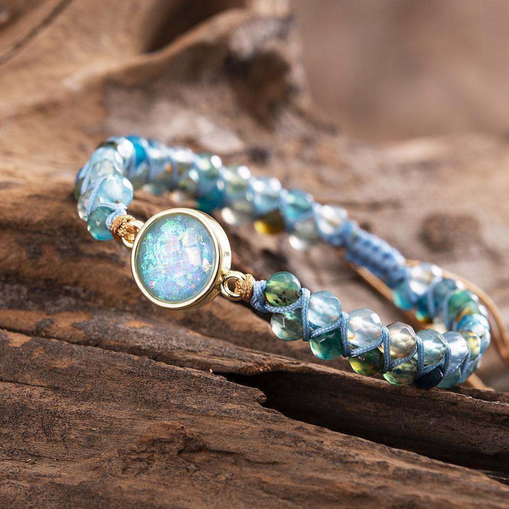 Armbånd med hypnotiserende blå opal