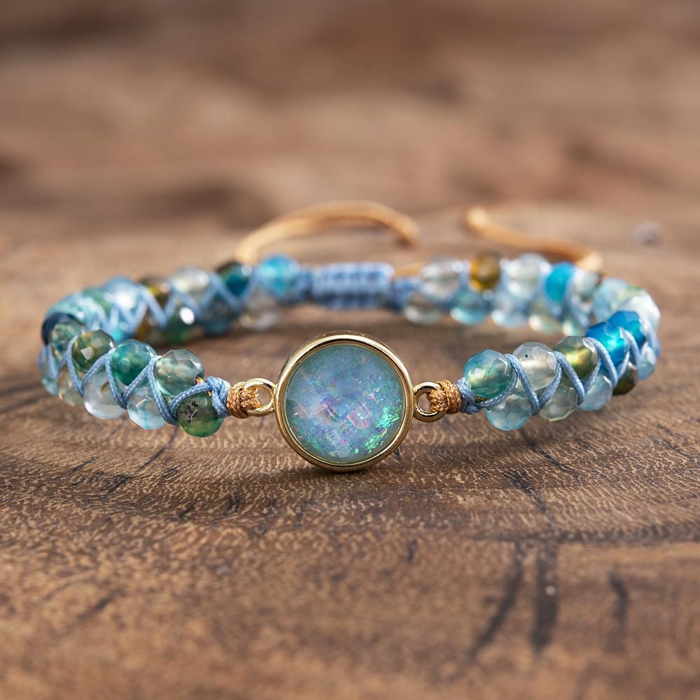 Armbånd med hypnotiserende blå opal