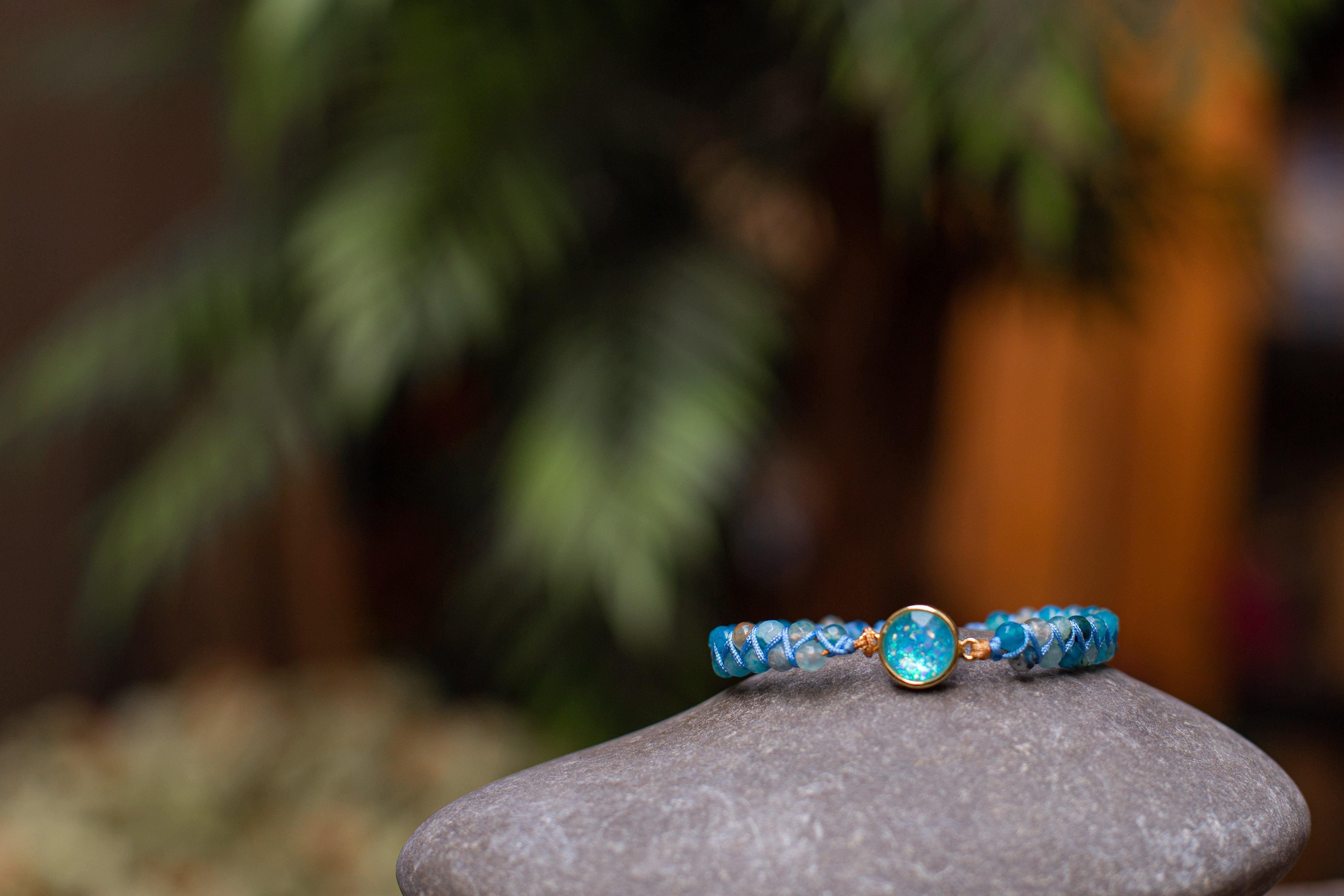 Armbånd med hypnotiserende blå opal