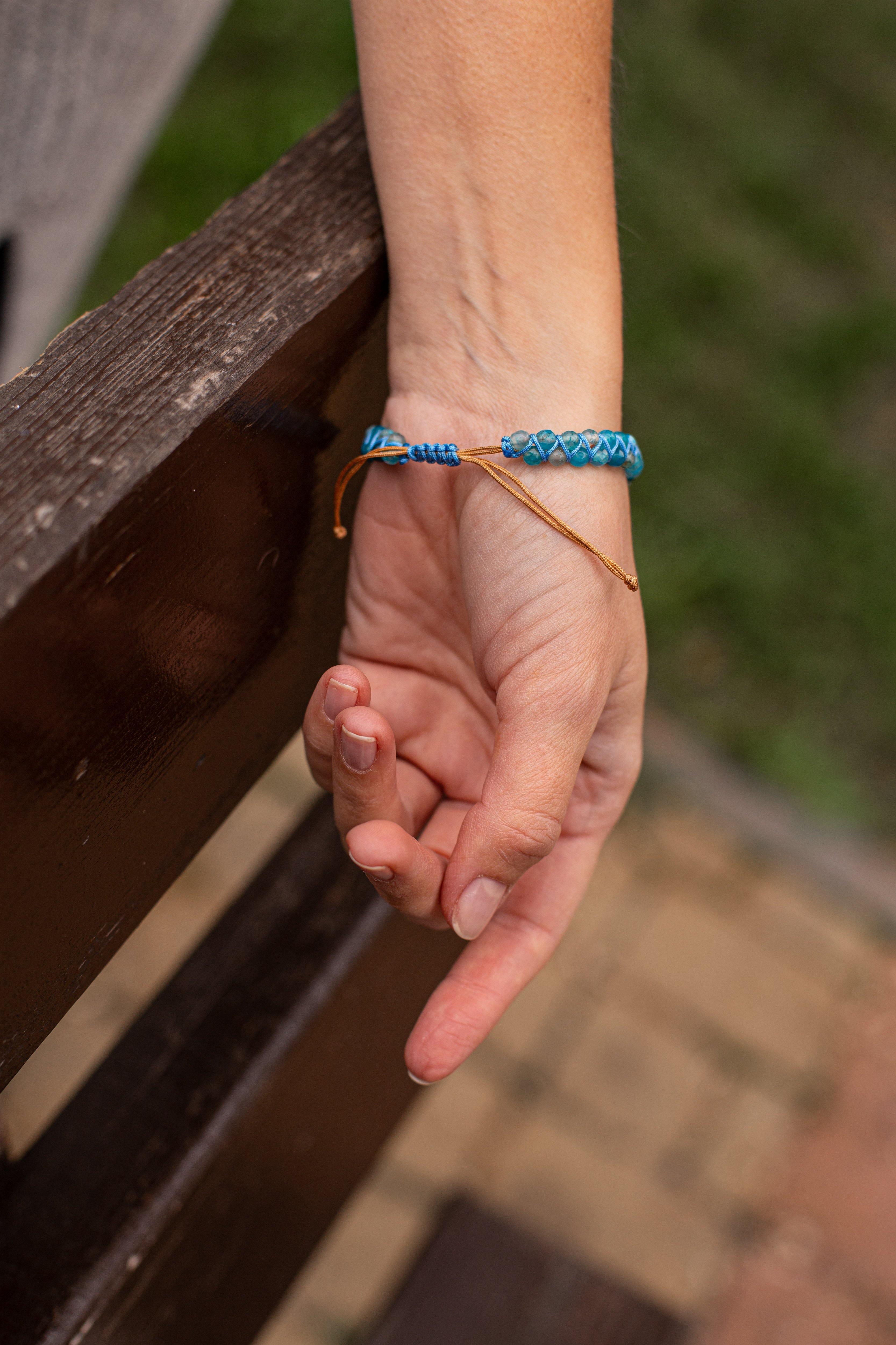 Armbånd med hypnotiserende blå opal